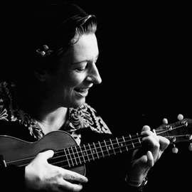 A private 1-2-1 ukulele lesson with cabaret star Tricity Vogue